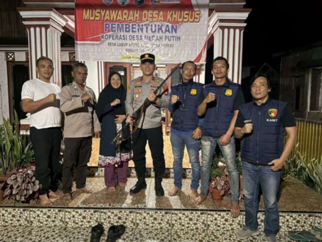 
					Polsek Pseksu Terima Penyerahan Satu Pucuk Senpira Laras Panjang