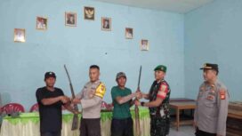 Kades dan Masyarakat Serahkan Belasan Senpi Rakitan ke Polsekta Lahat