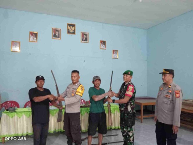 
					Kades dan Masyarakat Serahkan Belasan Senpi Rakitan ke Polsekta Lahat