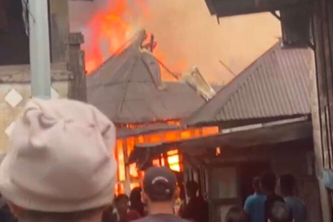 
					Kebakaran Hebat Landa Sekayun Mudik