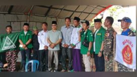 Penyerahan bantuan donasi kepada terdampak kebakaran oleh Ketua GP Ansor PC Benteng. (Foto/Pranala.news)